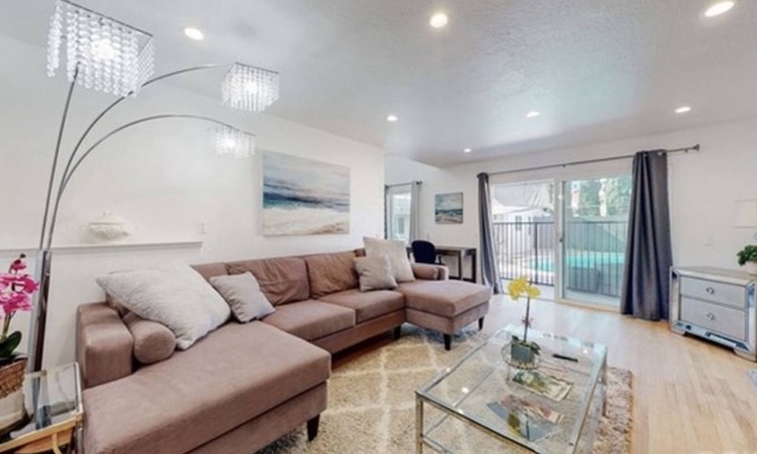 Canoga Park Villa | 5 bedroom 4 bath with pool