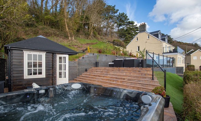 Pendine Cottage | 5 bedroom accommodation in Pendine, near Carmarthen