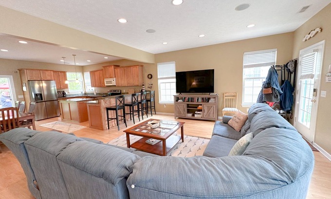 Huron House | 5 Bedroom Beach House in Old Homestead