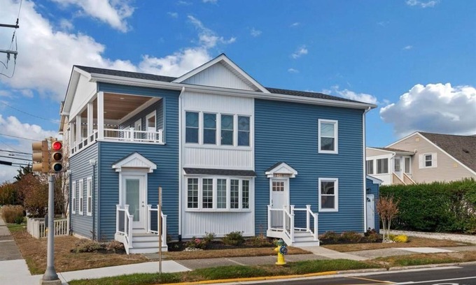 Gold Coast Condo | 5 Bedroom Single Family House in Gold Coast Area!