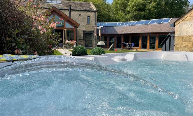Honley House | 5 Bedrooms 5 En-suites HotTub Pool Table