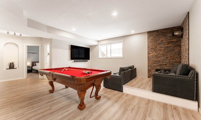 Hinton House | 5-Br/3-Ba | Private Pool & Hot Tub | Pool Table + Home Theatre