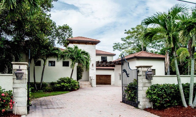 Bay Isle House | 5 BR SIESTA KEY SPA GETAWAY WITH GOLF SIMULATOR, TURFED YARD, AND MANCAVE.