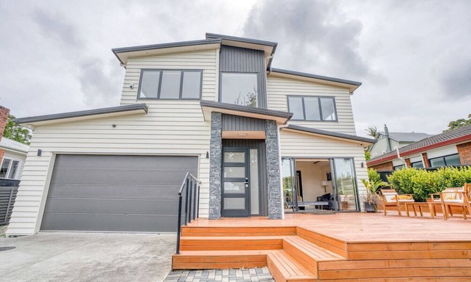 Royal Oak House | 5 BRM Luxurious Bungalow - Epsom