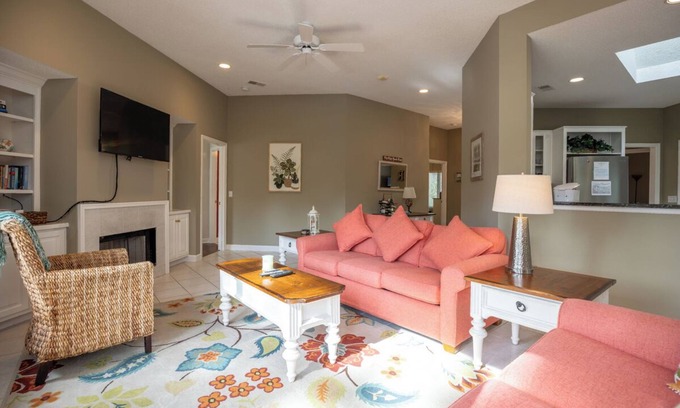 Heritage Woods House | 5 Cannon Row: Pet Friendly, close to the beach. Free Bikes, Beach Chairs