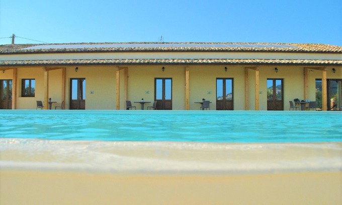 Chiaramonte Gulfi Villa | 5 cottages overlooking the Sicilian countryside, suitable for families