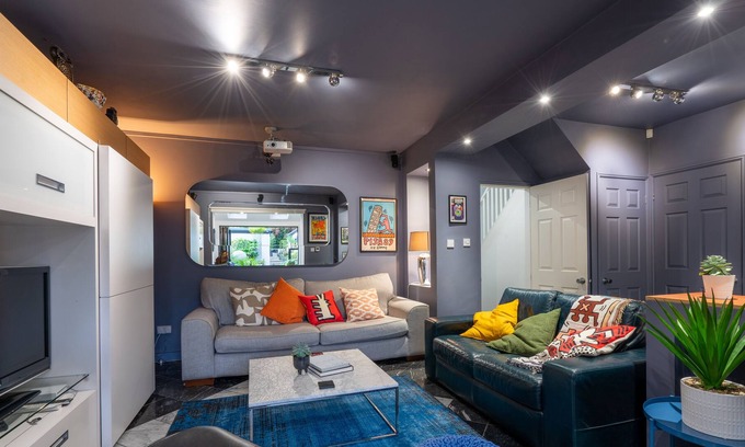 Sheffield Cottage | 5 DOBCROFT ROAD, pet friendly, with a garden in Sheffield