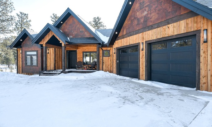 Lead Cabin | 5 En Suites for all Bedrooms! , 3720 Sq. Ft., Hot Tub, Fully Custom! Clubouse