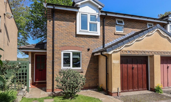 Llanfair Talhaiarn Cottage | 5 LLYS DOLHAIARN, pet friendly, with a garden in Llanfair Talhaiarn
