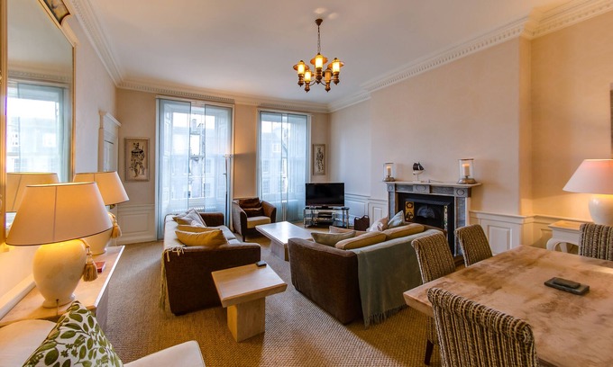 New Town Apartment | 5* Luxury Suite Central Edinburgh stunning views of Edinburgh Castle!
