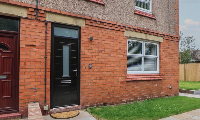 Flint Cottage | 5 MARSH LANE, pet friendly, with open fire in Flint