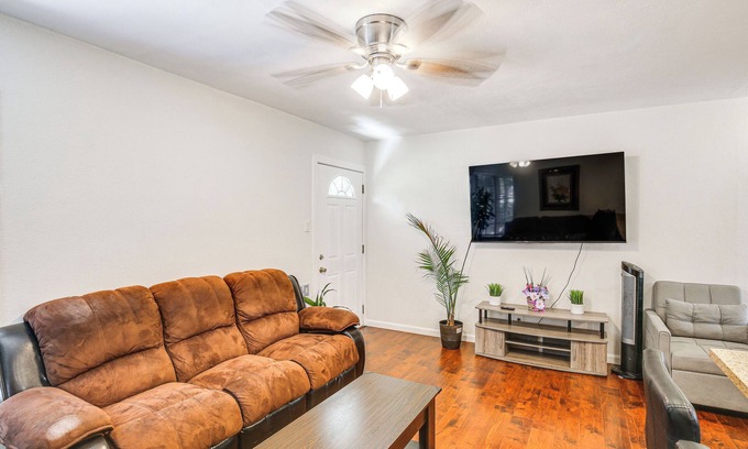 Harbor House | 5 Mi to Coast: Centrally Located Long Beach Home!
