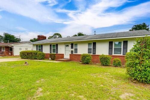 Fayetteville House | 5 Mi to Dtwn Family-Friendly Fayetteville Home!