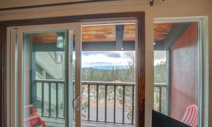 Tahoe Village Apartment | 5 Mi to Lake Tahoe: Stateline Townhome