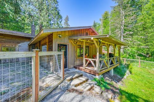 Paradise Estates House | 5 Mi to Mt Rainier Natl Park Cozy Cabin with Deck!