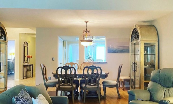 Gleneagles House | 5 miles from downtown Naples 5th Avenue!