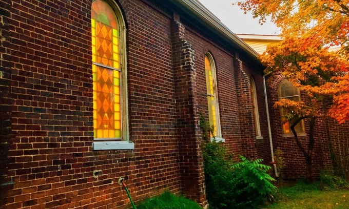 Clifton Forge Cabin | 5 min to Douthat, Stained Glass, Fall Foliage, King Bed, Fly Fishing, Fireplaces