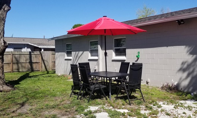 Carver City - Lincoln Gardens House | ✈5 Min to TPA ★Charming Home ★Netflix ✔Long Stays