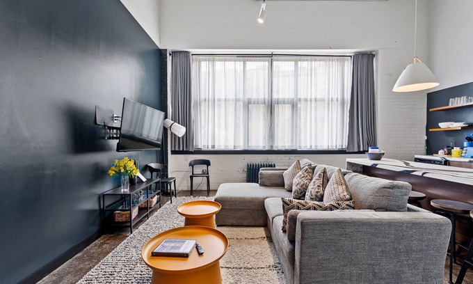 North Oakland Apartment | 5 min to UPMC Shadyside Oakland East Liberty, sleeps 6 unit 304