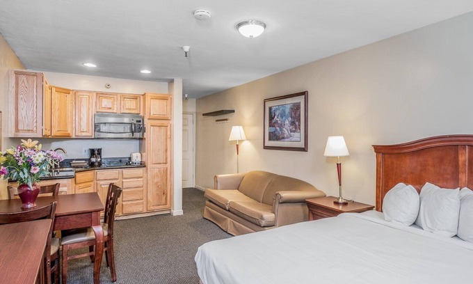 North Park City Apartment | 5 min walk to ski lifts at Park City hot tub,Pool, and sauna + parking on site.