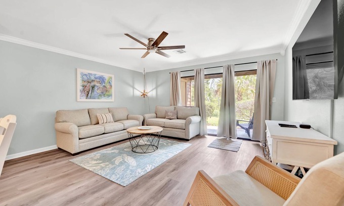 West Panama City Beach Condo | 5 min walk to beach | PetsOK | Beach Amenities | WiFi, Close Parking and no elevators
