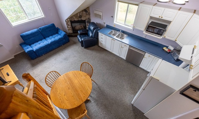 East Kootenay Condo | 5 Mins from the Resort | Sleeps 3 | Dog Friendly