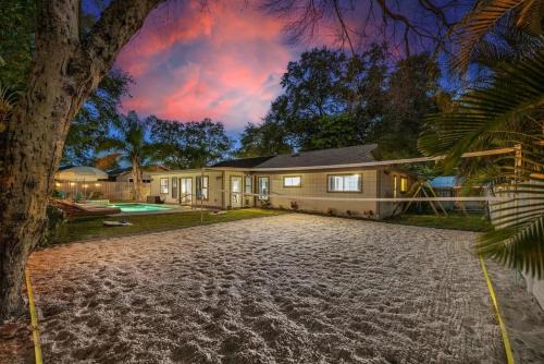 Wexford Leas House | 5 mins to Honeymoon Island~Sand Volleyball~Firepit