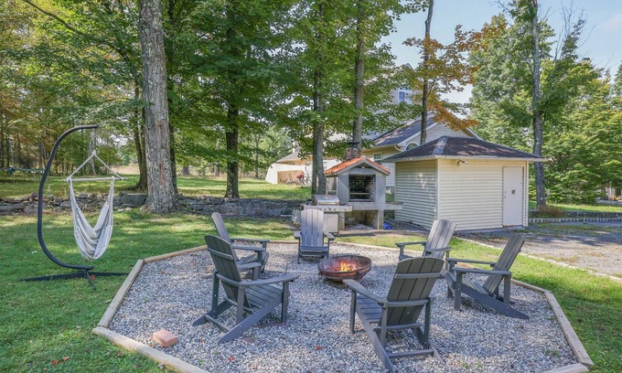 Blakeslee House | 5 mins to Jack Frost-Game Room-Fireplace-Fire Pit