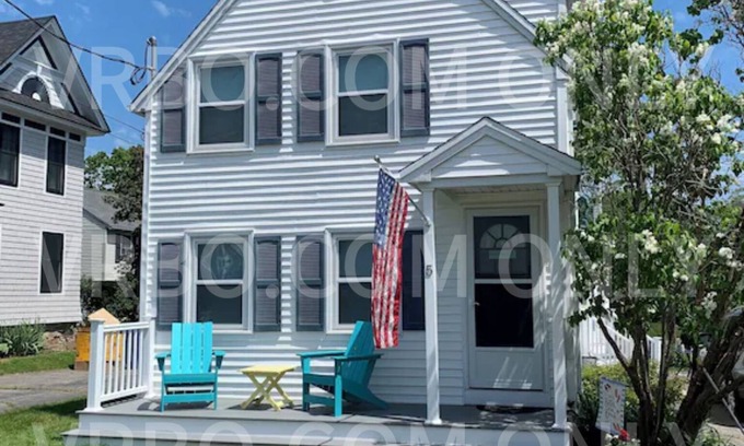 York Beach House | 5 minute walk to Short Sands beach and downtown from your vacation home!