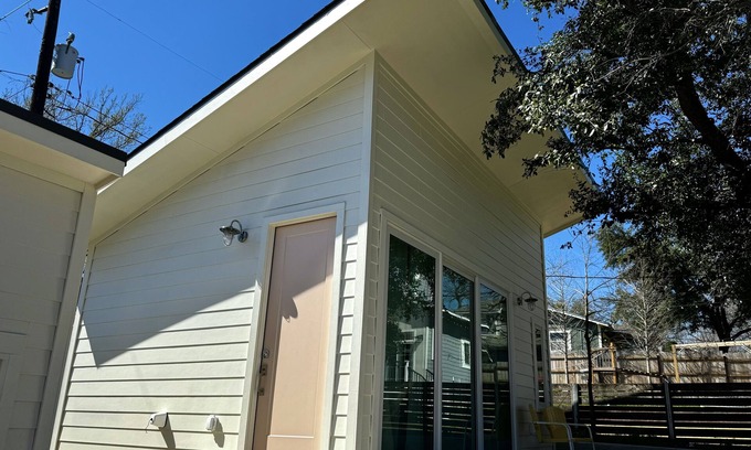 South Congress Apartment | 5 minute walk to South Congress! - The Alleyway Casita