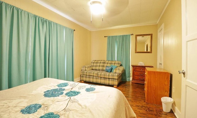 Kilgore House | 5 minutes from Kilgore College! It's conveniently located to surrounding cities.