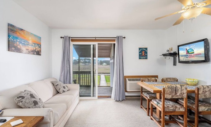 Chincoteague Condo | 5 minutes to Assateague National Seashore!