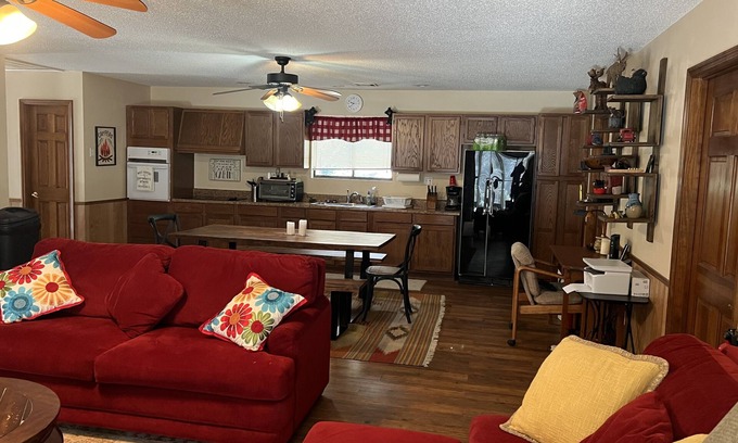 Helen Cabin | 5 minutes to Helen center, hot tub, on creek with waterfall’