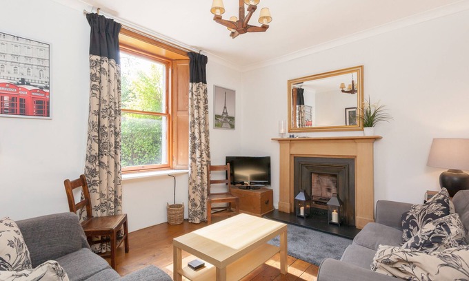 West End Apartment | 5 MINUTES TO PRINCES ST - Rosebank Cottages CENTRAL EDINBURGH - Private Garden