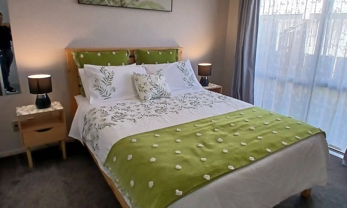 Hamilton House | 5 Minutes Walk to hospital ground and River