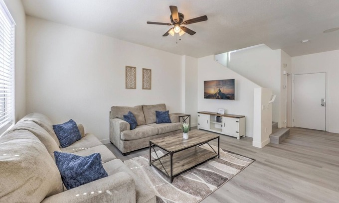North Las Vegas House | 5 queen beds/Free Streaming/Wi-Fi/Tv's/Coffee