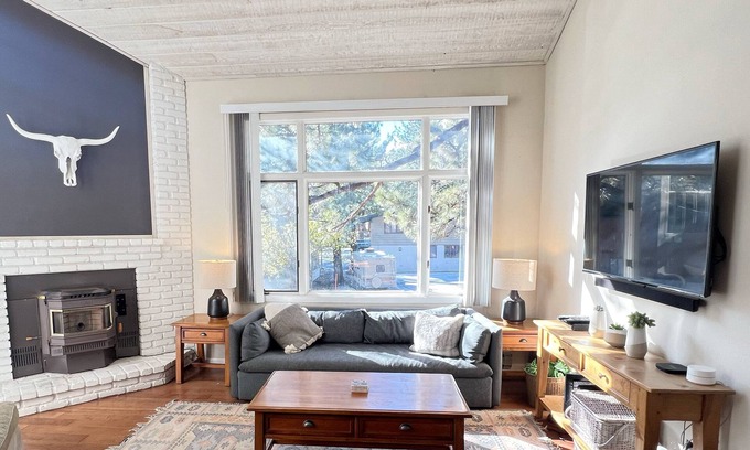 Mammoth Lakes House | [5 Star] Bright, Spacious & Conveniently Located