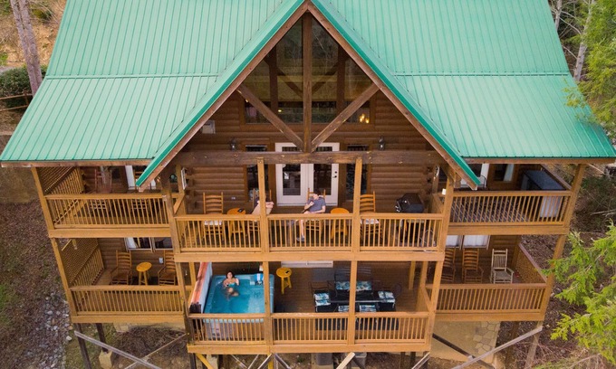 Gatlinburg Cabin | 5 STAR Cabin minutes to downtown Gatlinburg, Hot tub, Game room, Mountain Views!