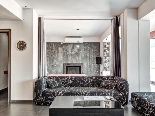Kropia Apartment | 5-Star feel - Luxury penthouse for 4 with huge balcony & view ,8 min from Athens airport