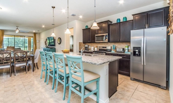 Loughman House | 5 Star FREE Resort usage - Amazing 7 Bed home in Solterra Resort.