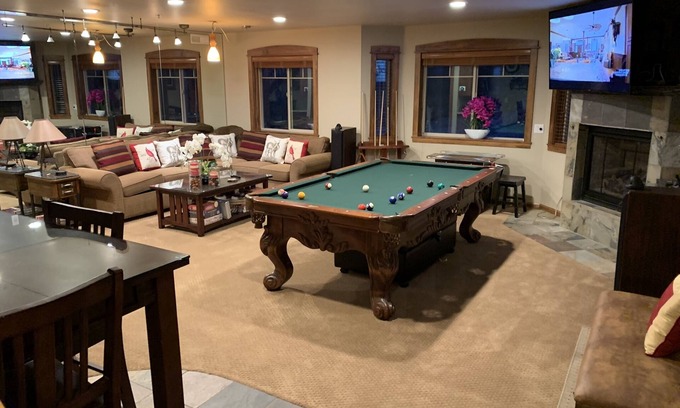 Mammoth Lakes House | 5 Star + Luxury + 2500 SqFt + 3 Bedrooms + Sleep 8 + Walk to SKI Chairlifts