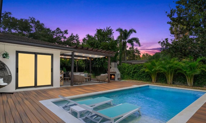 Beach Park House | 5 Star Luxury Getaway Heated Pool & Outdoor Fireplace