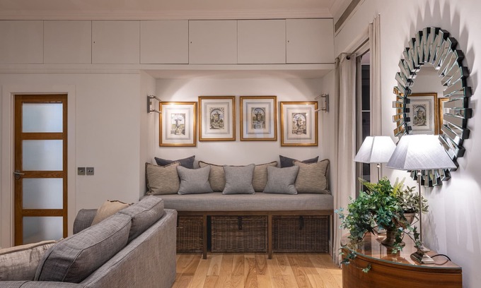 Warwick Apartment | 5-STAR LUXURY, Super Location, Air Con, Private Garden, Car Service & More!