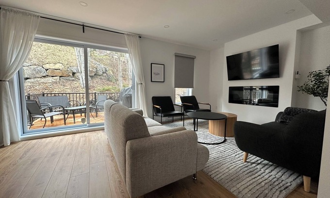 Saint-Faustin-Lac-Carre House | 5 Star Mountainside Retreat - ski in/ski outn