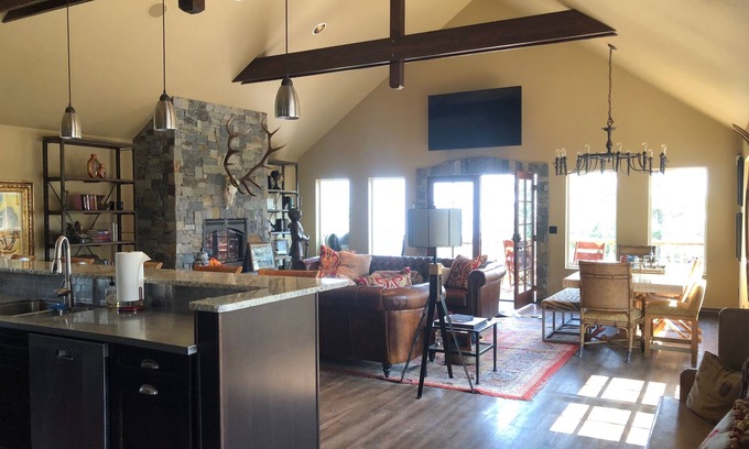 Somers Cabin | 5 Star Private Gated Luxury 3 King Bedroom Estate Lodge Lake Views EV Charger