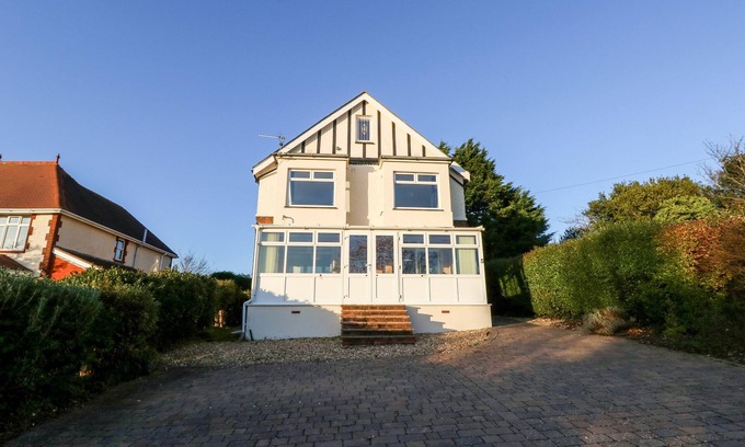 Lake House | 5 THE MALL, family friendly, character holiday cottage in Sandown