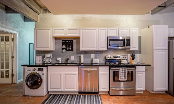 West Old Town Apartment | #5: Walk to Old Town Plaza, King & Queen beds, 2 TV's