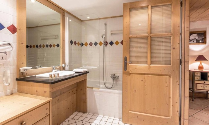 Les Belleville Apartment | 50m from ski slopes, 2nd floor, view mountain, fitness, swimming pool, sauna, hammam, balcony, tv