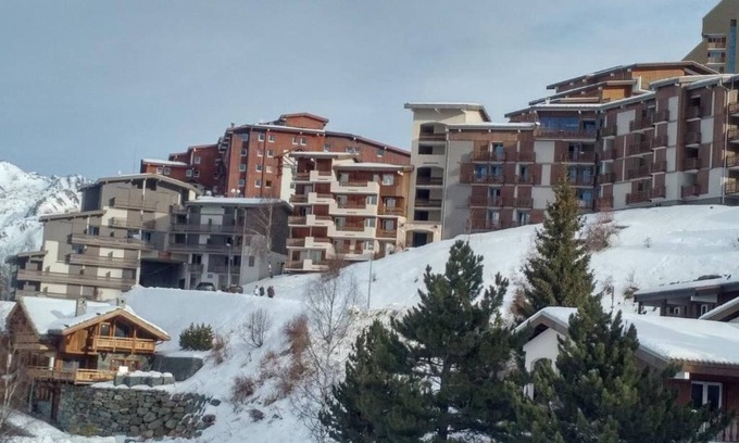 Mont-de-Lans Apartment | 50m from chairlift, apartment with balcony, wifi, mountain views