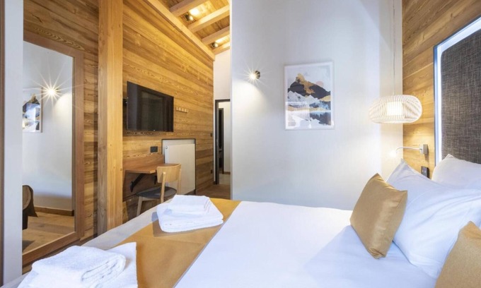 Lanslevillard Apartment | 50m from ski slopes, fitness, swimming pool, sauna, hammam, balcony, fireplace or stove, tv